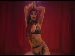 CAZZU in CAZZU SEXY AND HOT POLE DANCE AND TWERKING IN HER VIDEOCLIP MIEDO(2022)