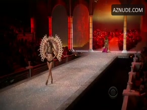 ALESSANDRA AMBROSIO NUDE/SEXY SCENE IN THE VICTORIA'S SECRET FASHION SHOW 2011