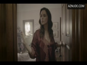 KATE SIEGEL NUDE/SEXY SCENE IN THE HAUNTING OF BLY MANOR
