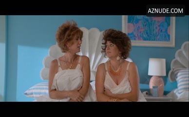 KRISTEN WIIG in Barb And Star Go To Vista Del Mar