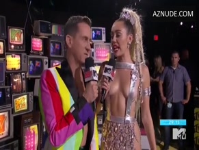 MILEY CYRUS NUDE/SEXY SCENE IN MTV VIDEO MUSIC AWARDS