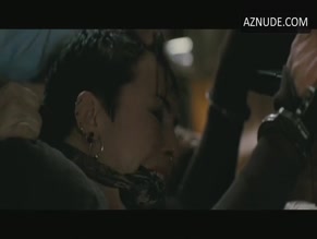 NOOMI RAPACE NUDE/SEXY SCENE IN THE GIRL WITH THE DRAGON TATTOO