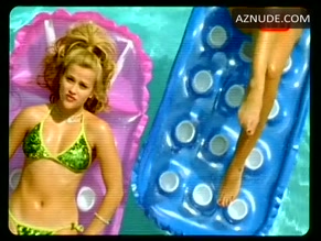 REESE WITHERSPOON NUDE/SEXY SCENE IN LEGALLY BLONDE