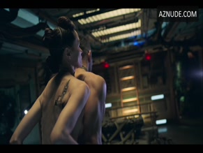 SANDRINE HOLT NUDE/SEXY SCENE IN THE EXPANSE