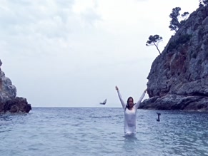 CHRISTINE NEUBAUER in LUGEN HABEN LINKE HANDE (2021)