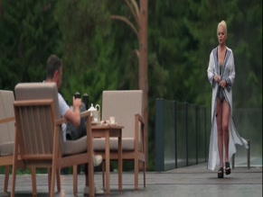 LARISA DOLINA in BLESK (2023)