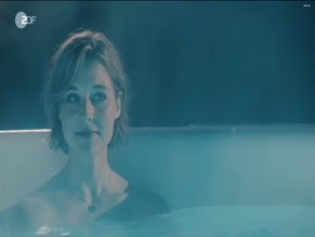 SVENJA JUNG in DER PFAU (2023)