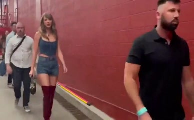 TAYLOR SWIFT in Taylor Swift Sexy Stuns In An Amazing Outfit As She Arrives At Chiefs Game In Missouri