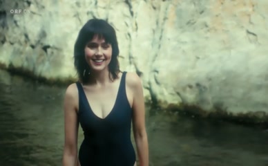 PAULINA HOBRATSCHK NUDE/SEXY SCENE IN TAGE, DIE ES NICHT GAB