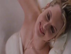 MENA SUVARI in AMERICAN VIRGIN (2000)