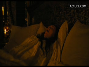 OLIVIA COLMAN,EMMA STONE NUDE/SEXY SCENE IN THE FAVOURITE