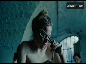 EMMA STONE NUDE/SEXY SCENE IN THE FAVOURITE