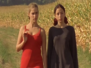 VAHINA GIOCANTE in LES FANTOMES DE LOUBA (2001)