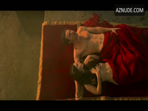 JENNA BERMAN NUDE/SEXY SCENE IN CHILLING ADVENTURES OF SABRINA