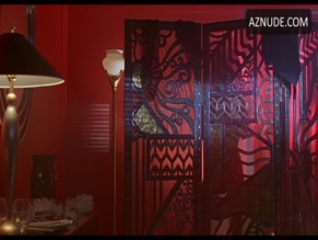 PAMELA ANDERSON NUDE/SEXY SCENE IN BARB WIRE