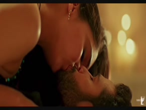 SHARVARI WAGH NUDE/SEXY SCENE IN BUNTY AUR BABLI 2