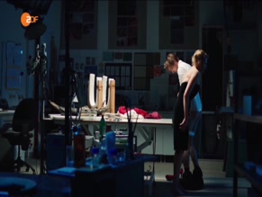 FRANZISKA WEISS in TODLICHE GEFUHLE (2015)