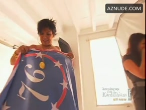 KRIS JENNER NUDE/SEXY SCENE IN KEEPING UP WITH THE KARDASHIANS