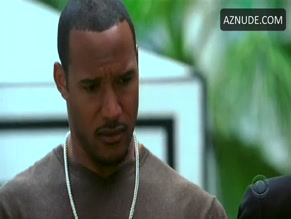 DIORA BAIRD NUDE/SEXY SCENE IN SHARK