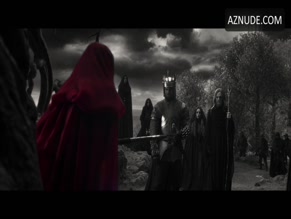 MILLA JOVOVICH NUDE/SEXY SCENE IN HELLBOY