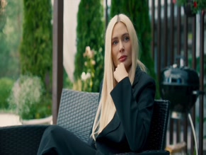 SERAFIMA SOLOVYOVA in BEDNYE SMEYUTSYA, BOGATYE PLACHUT (2024)