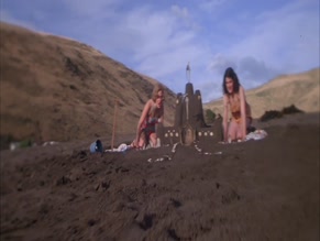 KATE WINSLET,MELANIE LYNSKEY NUDE/SEXY SCENE IN HEAVENLY CREATURES
