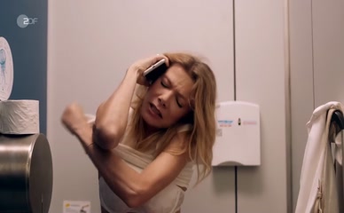 URSULA KARVEN in SO EINFACH STIRBT MAN NICHT