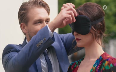 ISABELLA KRIEGER NUDE/SEXY SCENE IN IN ALLER FREUNDSCHAFT - DIE JUNGEN ARZTE