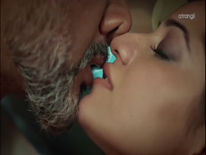 SIMRAN KAUR NUDE/SEXY SCENE IN NA TUM JAANO NA HUM