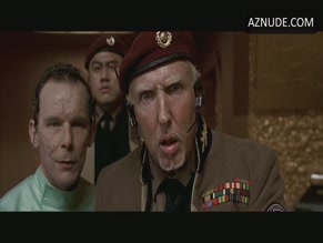 MILLA JOVOVICH in THE FIFTH ELEMENT (1997)