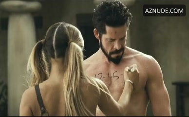 CARMEN ELECTRA NUDE/SEXY SCENE IN MEET THE SPARTANS