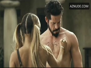 CARMEN ELECTRA NUDE/SEXY SCENE IN MEET THE SPARTANS