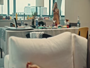 ALMA HASUN in VORSTADTWEIBER (2021)