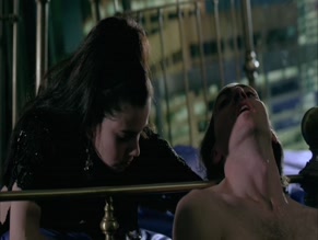 MIA KIRSHNER in LOVE & HUMAN REMAINS (1993)