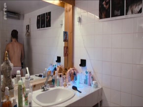 VALERIE DONZELLI in ENTRE SES MAINS (2005)