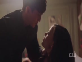 Үлкен сиськи лесбиянкалардың секс видеосы Жетілген ханым сперманы жұтады