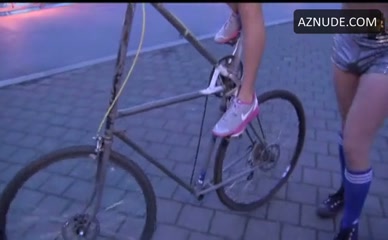 SARA JEAN UNDERWOOD NUDE/SEXY SCENE IN ATTACK OF THE SHOW!