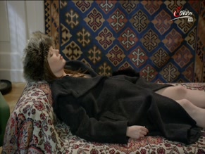 STEFANIE DVORAK NUDE/SEXY SCENE IN EINE COUCH FUR ALLE