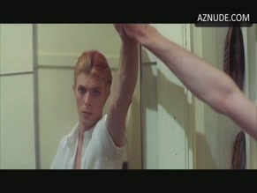 CANDY CLARK in THE MAN WHO FELL TO EARTH (1976)