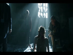 VICTORIA LEWUILLON in LES RIVIERES POURPRES