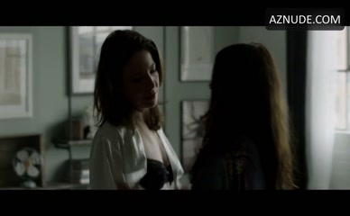 MIMI FERRARO,ROBIN WEIGERT,ERIKA LATTA NUDE/SEXY SCENE IN CONCUSSION