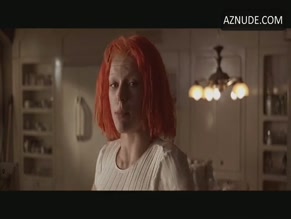 MILLA JOVOVICH in THE FIFTH ELEMENT (1997)