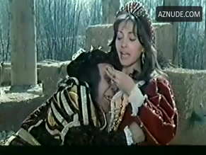 MARIA ROSARIA OMAGGIO NUDE/SEXY SCENE IN LA LOZANA ANDALUZA