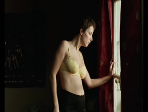 KARIN VIARD in HAUT LES COEURS! (1999)