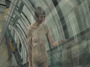 ELINA BROTHERUS in NU MONTANT UN ESCALATOR(2017)