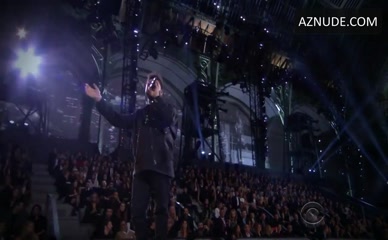 SARA SAMPAIO NUDE/SEXY SCENE IN THE VICTORIA'S SECRET FASHION SHOW 2016