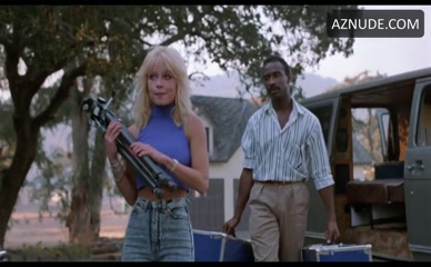 LINNEA QUIGLEY in WITCHTRAP