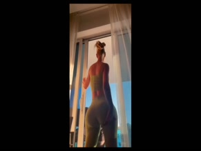 IGGY AZALEA in IGGY AZALEA SEXY LEGGINGS ASS TWERKING 2023