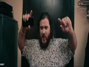 JULIA STROWSKI in RISQUE (2025)