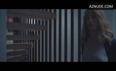 LOLA KIRKE NUDE/SEXY SCENE IN GEMINI